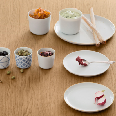 **Edles Geschirr**, das jede Mahlzeit stilvoll in Szene setzt.