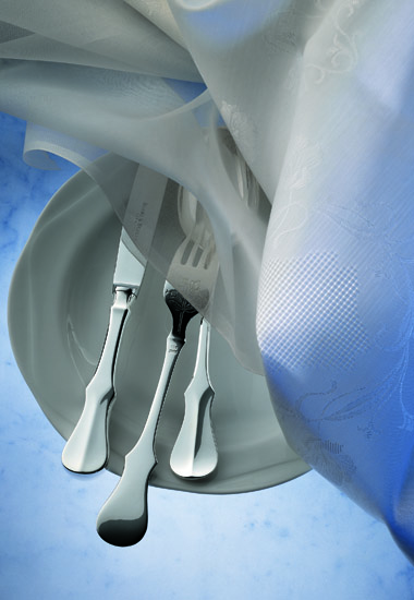 **Fein gearbeitetes Besteck** für elegantes Dining und besonderen Genuss.