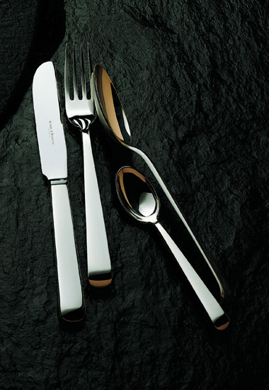 **Fein gearbeitetes Besteck** für elegantes Dining und besonderen Genuss.