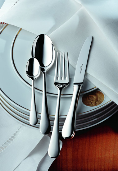 **Fein gearbeitetes Besteck** für elegantes Dining und besonderen Genuss.