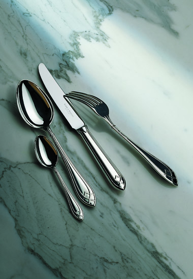 **Fein gearbeitetes Besteck** für elegantes Dining und besonderen Genuss.