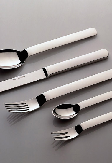 **Fein gearbeitetes Besteck** für elegantes Dining und besonderen Genuss.