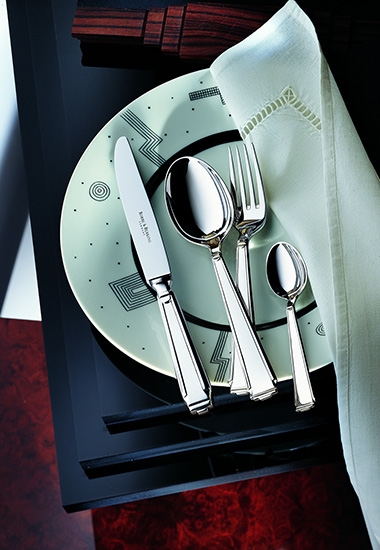 **Fein gearbeitetes Besteck** für elegantes Dining und besonderen Genuss.