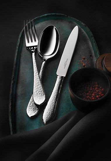 **Fein gearbeitetes Besteck** für elegantes Dining und besonderen Genuss.
