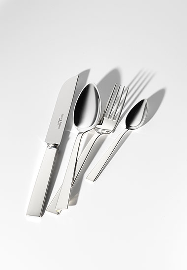 **Fein gearbeitetes Besteck** für elegantes Dining und besonderen Genuss.