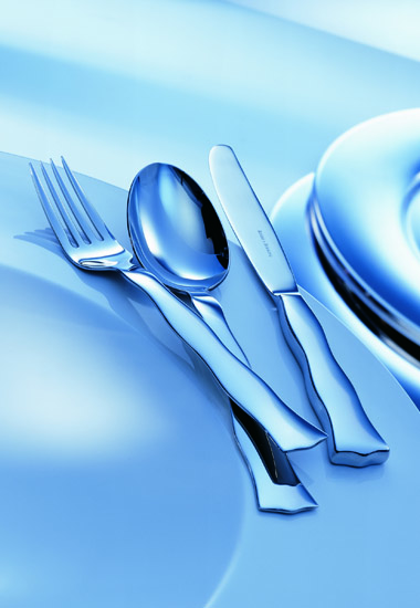 **Fein gearbeitetes Besteck** für elegantes Dining und besonderen Genuss.