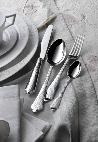**Fein gearbeitetes Besteck** für elegantes Dining und besonderen Genuss.