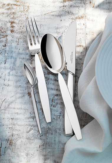 **Fein gearbeitetes Besteck** für elegantes Dining und besonderen Genuss.