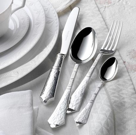 **Fein gearbeitetes Besteck** für elegantes Dining und besonderen Genuss.