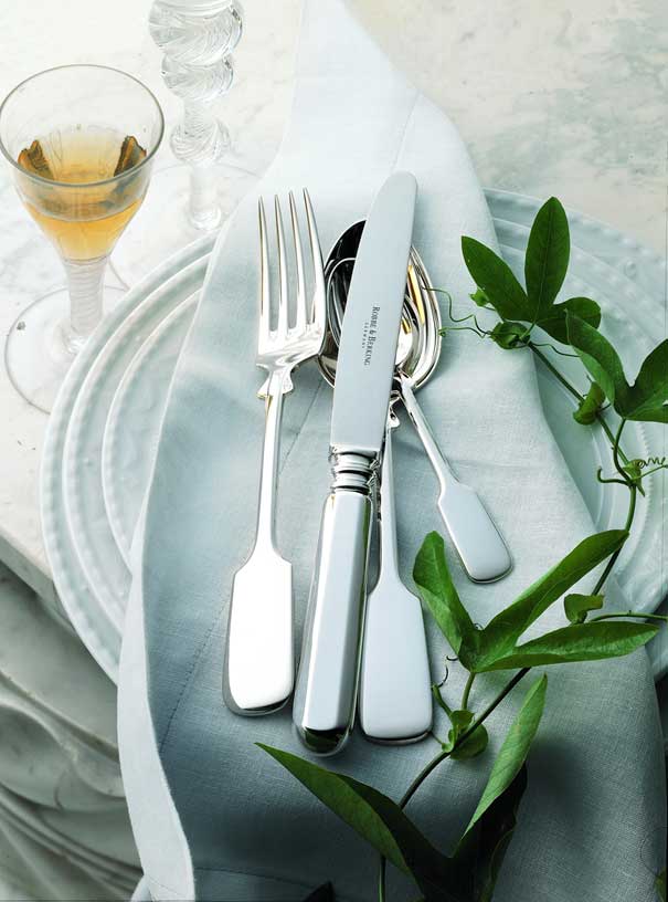 **Fein gearbeitetes Besteck** für elegantes Dining und besonderen Genuss.