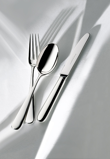 **Fein gearbeitetes Besteck** für elegantes Dining und besonderen Genuss.