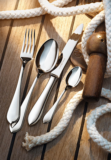 **Fein gearbeitetes Besteck** für elegantes Dining und besonderen Genuss.