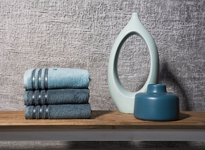 **Hochwertige Badetücher und Badaccessoires** für Wellness und Eleganz zuhause.