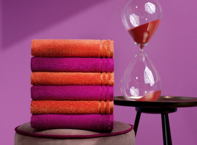 **Hochwertige Badetücher und Badaccessoires** für Wellness und Eleganz zuhause.