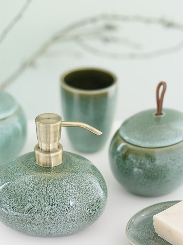 **Hochwertige Badetücher und Badaccessoires** für Wellness und Eleganz zuhause.