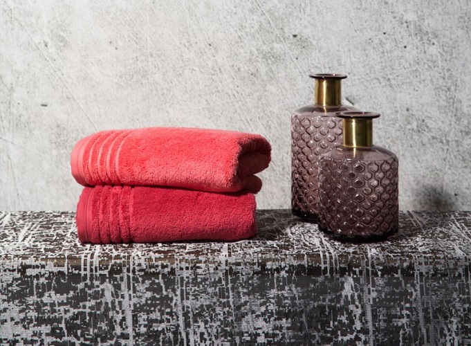 **Hochwertige Badetücher und Badaccessoires** für Wellness und Eleganz zuhause.